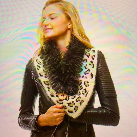 Ari Leopard Faux Fur Chenille Triangle Scarf - Picture 2 of 2